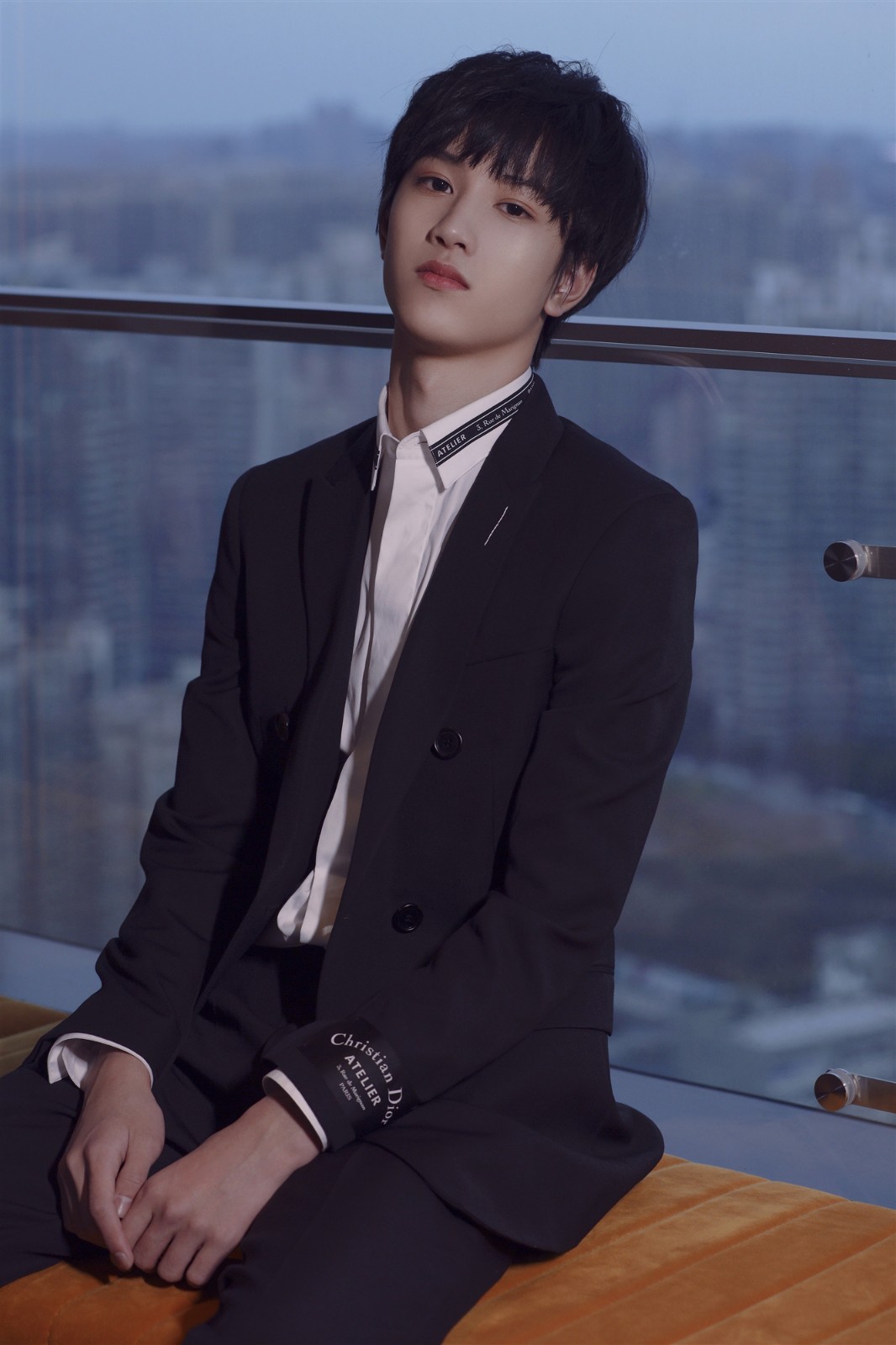 敖子逸获"最具关注新人奖"经典西装配"微笑杀"帅气可人