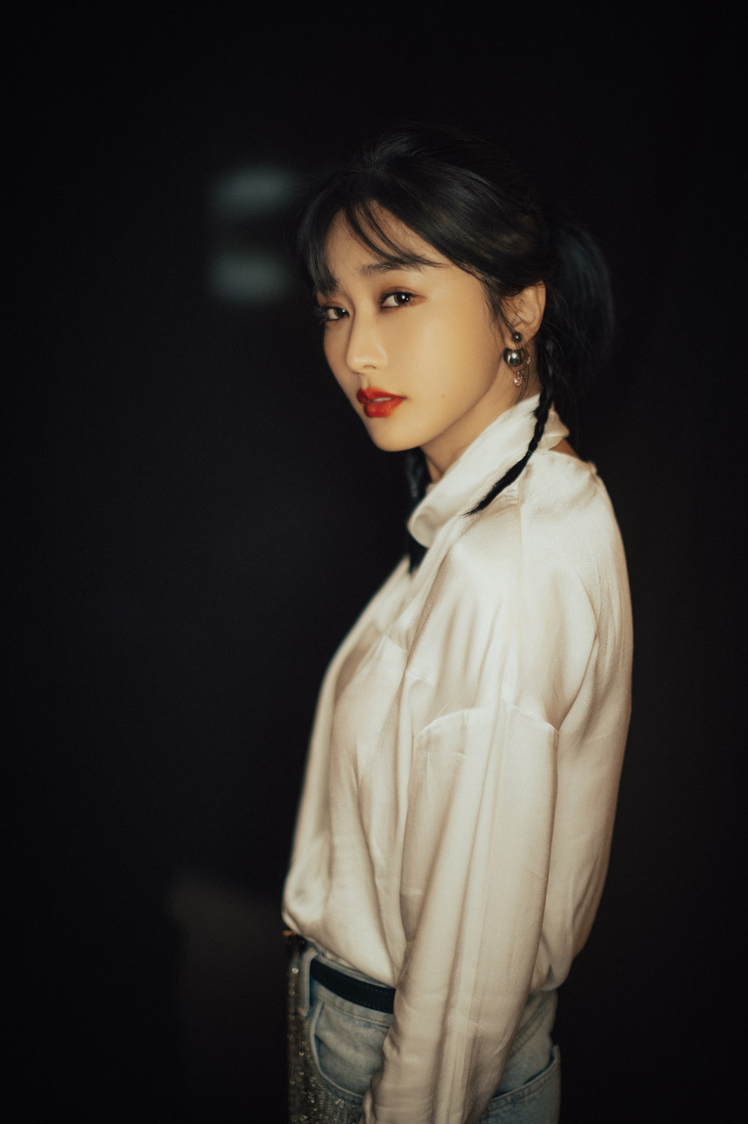 英皇娱乐陈冰获杰出年轻歌手奖项 现场实力演绎《上了锁》