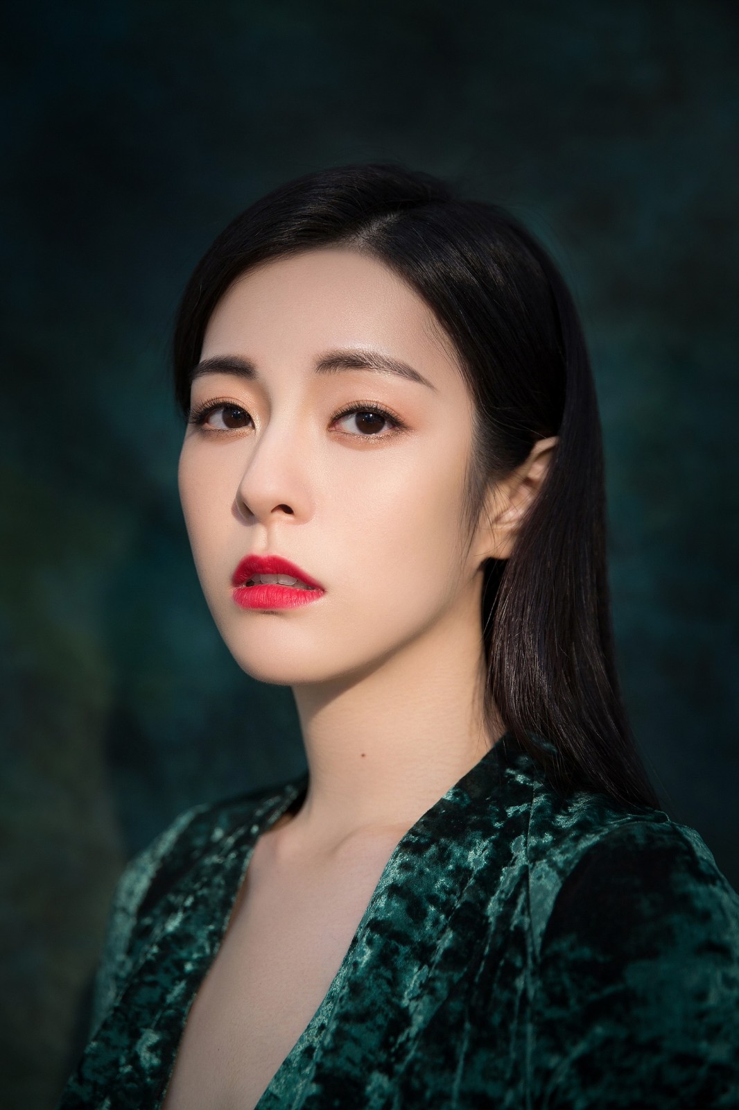 任容萱现身时尚活动 复古长裙难掩迷人魅力