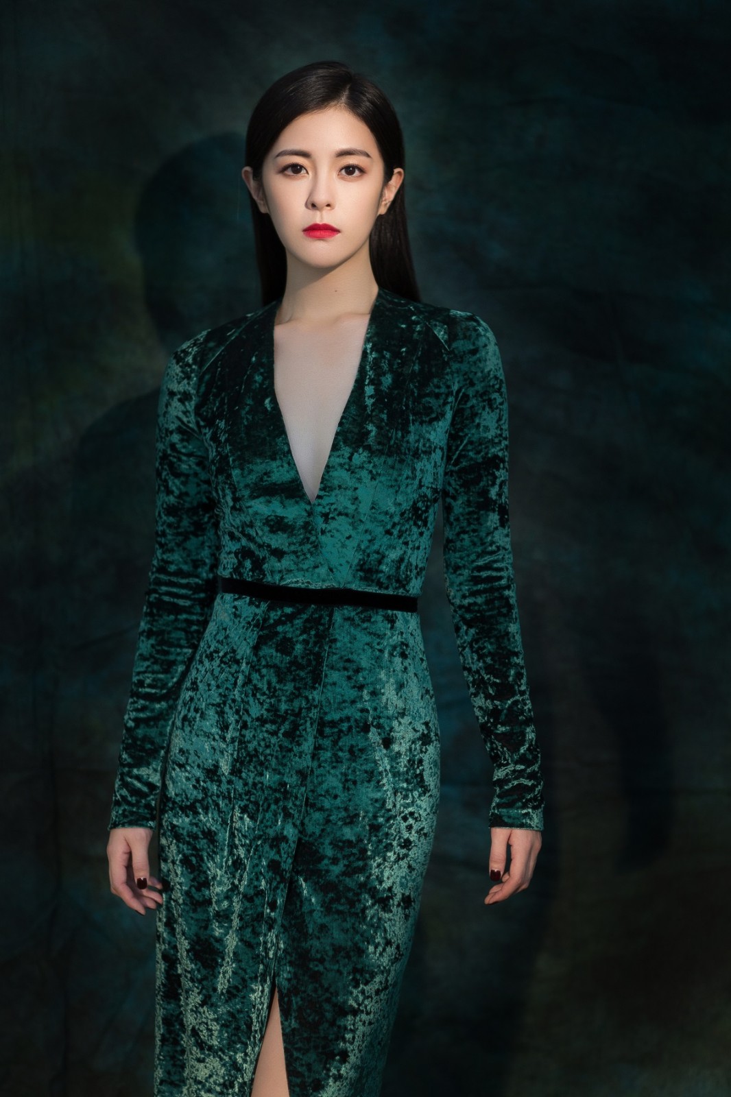 任容萱现身时尚活动 复古长裙难掩迷人魅力