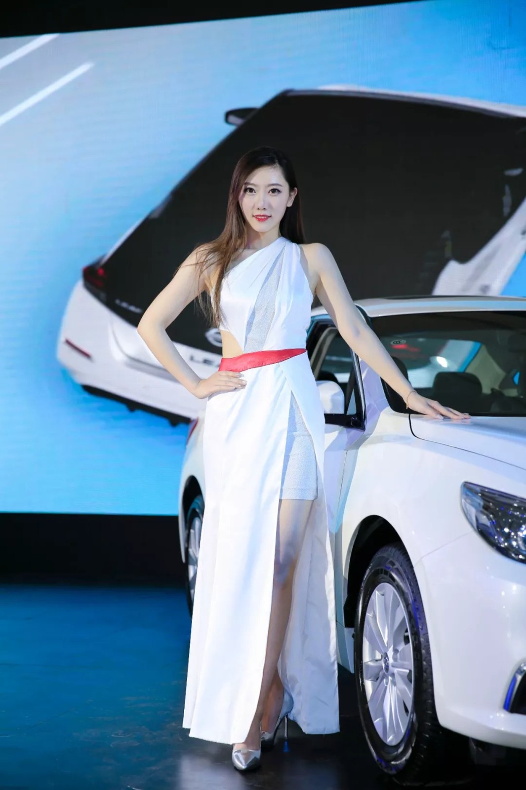 给你200万能买豪车送美女车模,你选择哪个带回家?