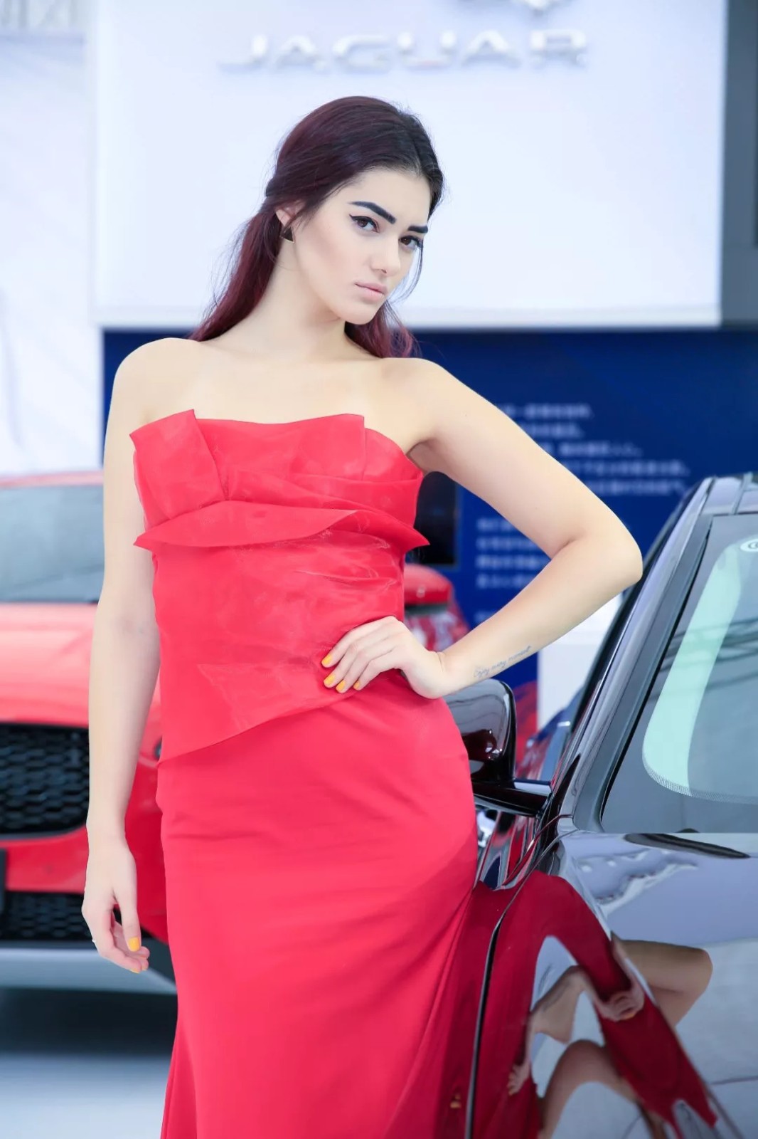 给你200万能买豪车送美女车模,你选择哪个带回家?