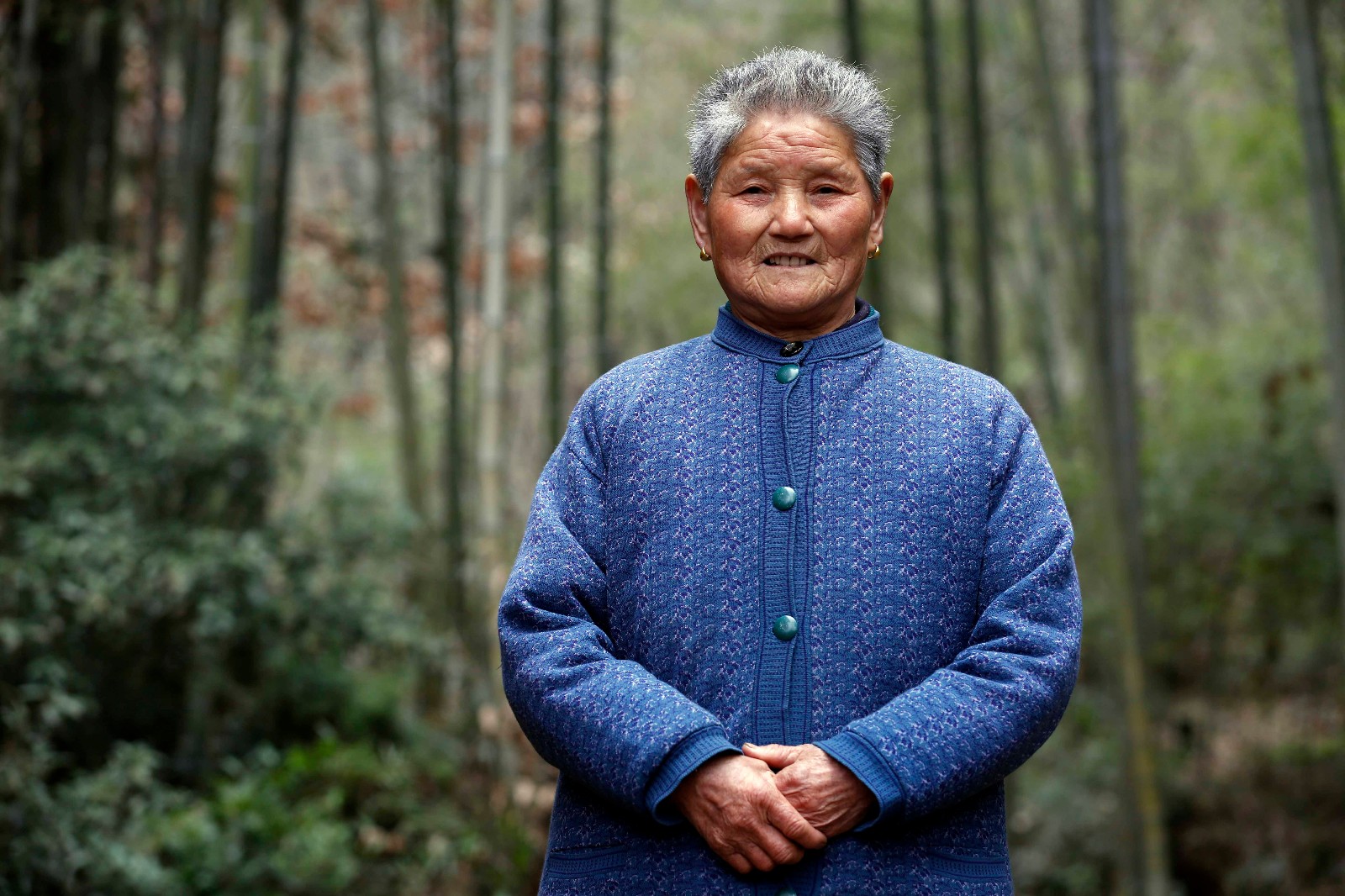 相聚4小时8旬慈母弯腰叮嘱儿子的瞬间让一车人泪崩