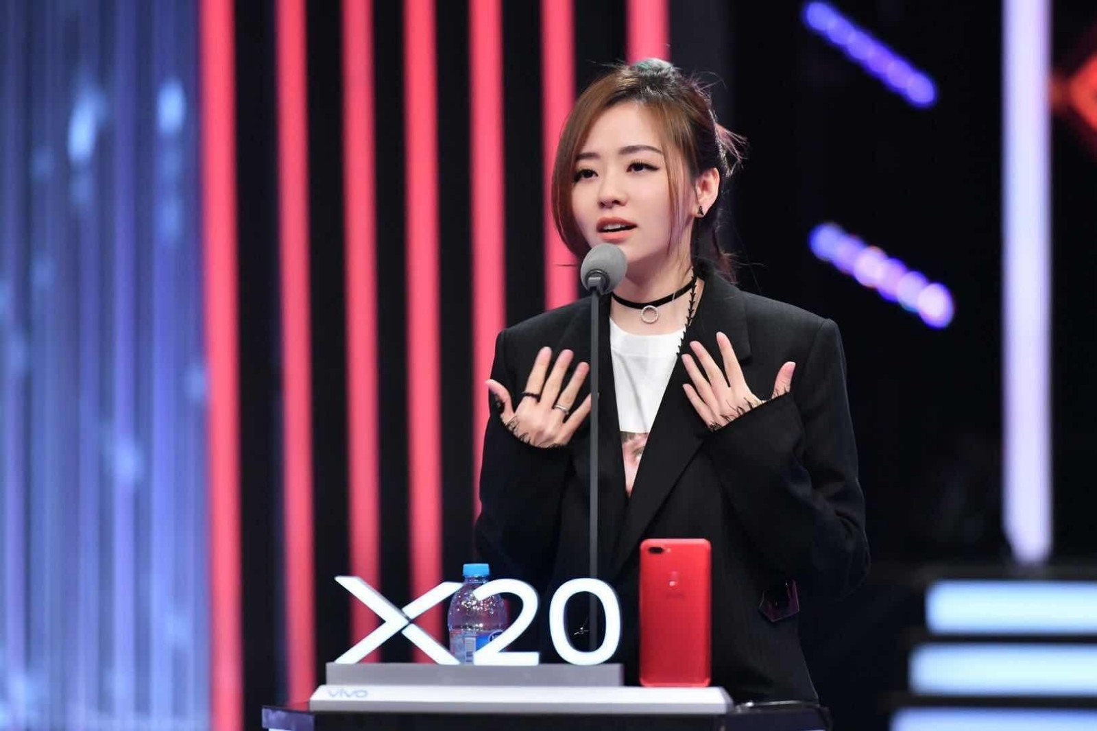 但两个月前张靓颖还以老板娘身份上《吐槽大会》