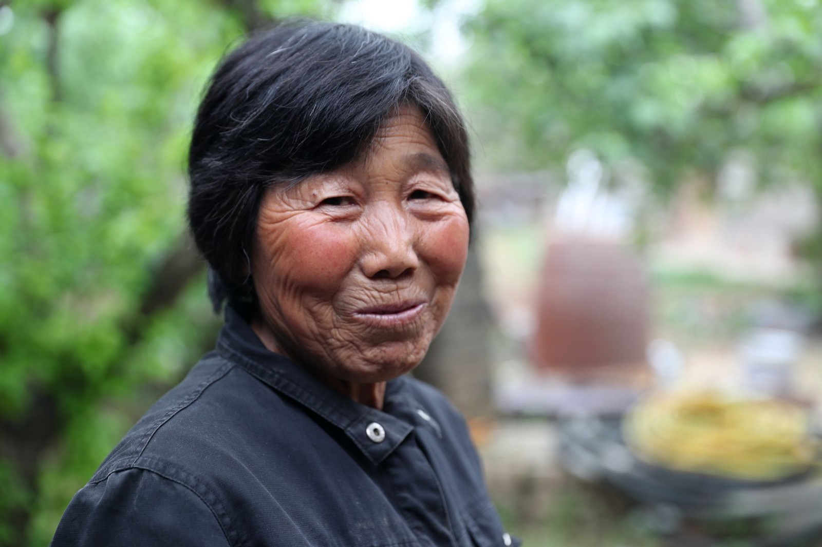 67岁农村大妈用牡丹花做美食10朵一份美女们很喜欢