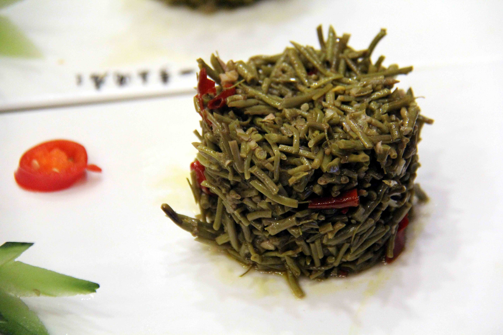 其中有一道菜,在我们这儿很平常,这好吃的菱角菜,香香脆口的美食,你吃