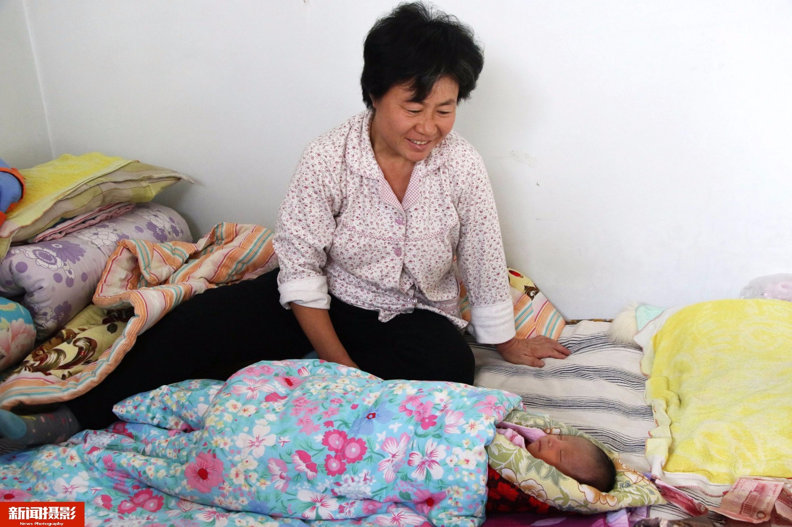 图片记录12位母亲,有人失独喜添二胎有人多个儿子却入赘