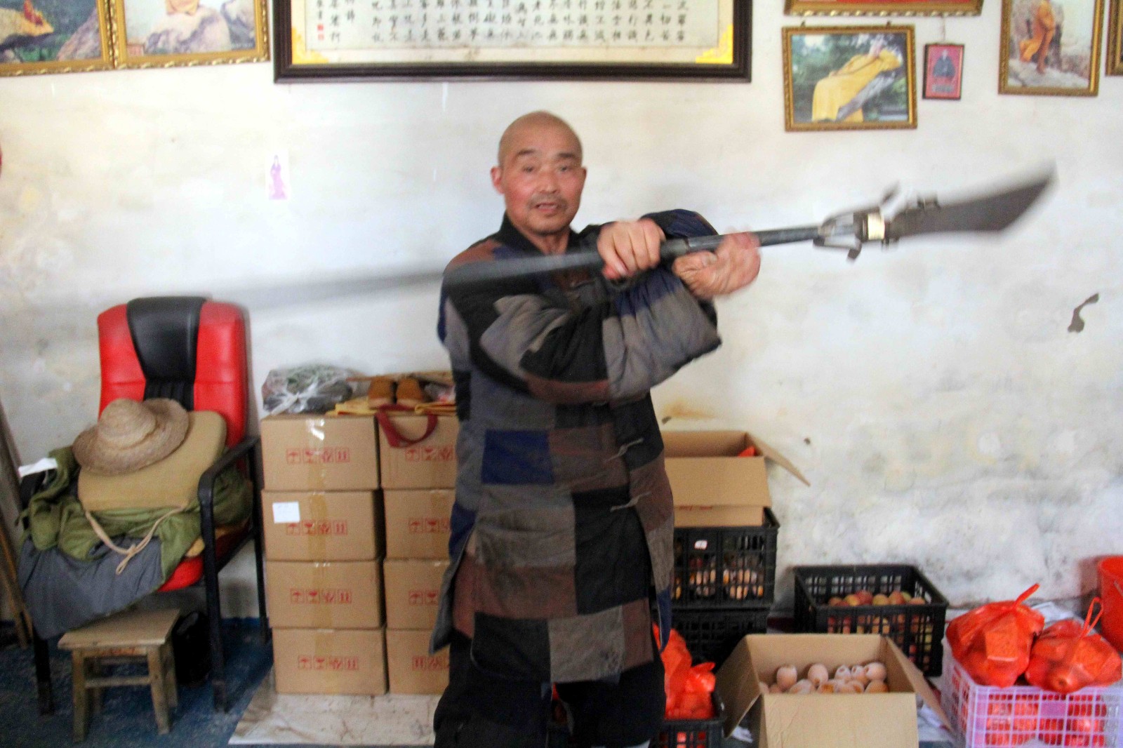 的这一位师傅就是法华禅寺的主持开顺大师,他师承著名苦行僧宏成