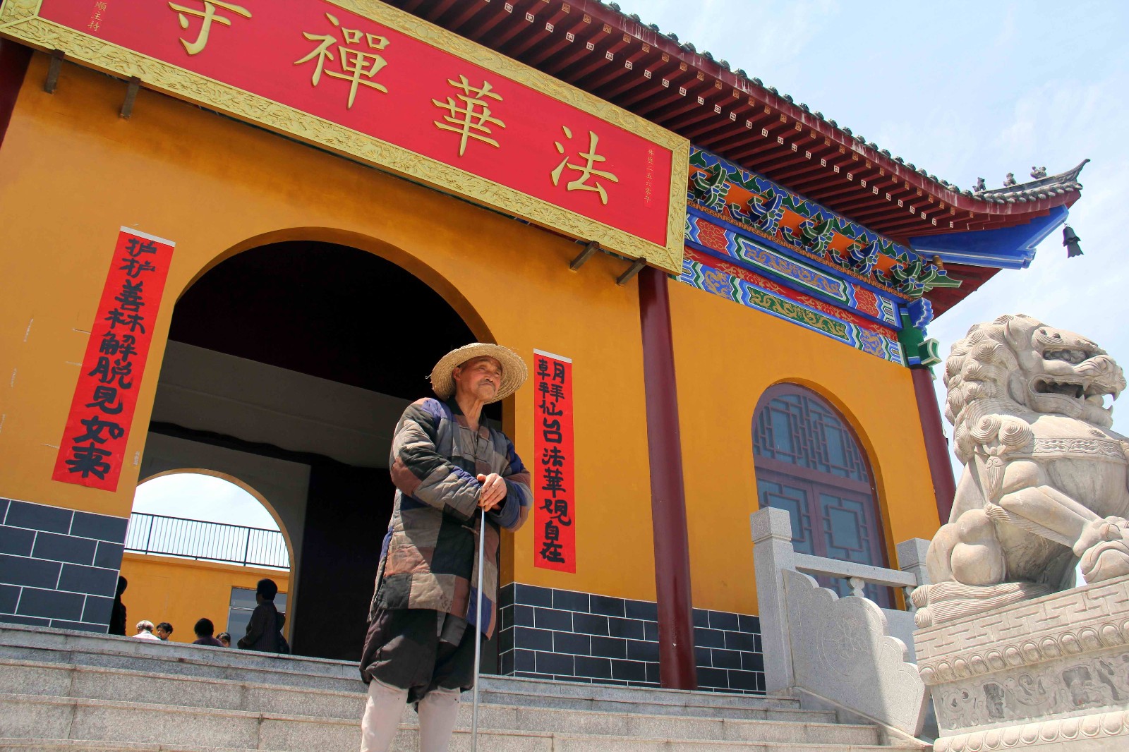 的这一位师傅就是法华禅寺的主持开顺大师,他师承著名苦行僧宏成