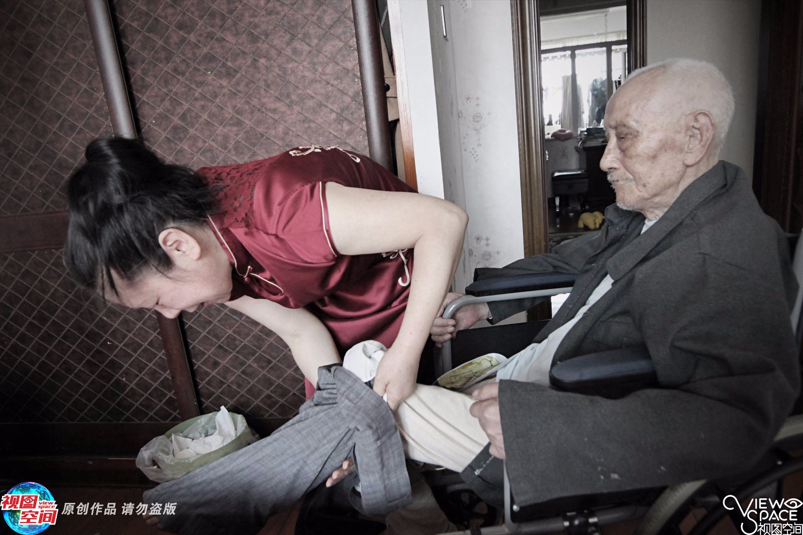 孝女辞职照顾父母17年:工作可以不要,父母却是唯一