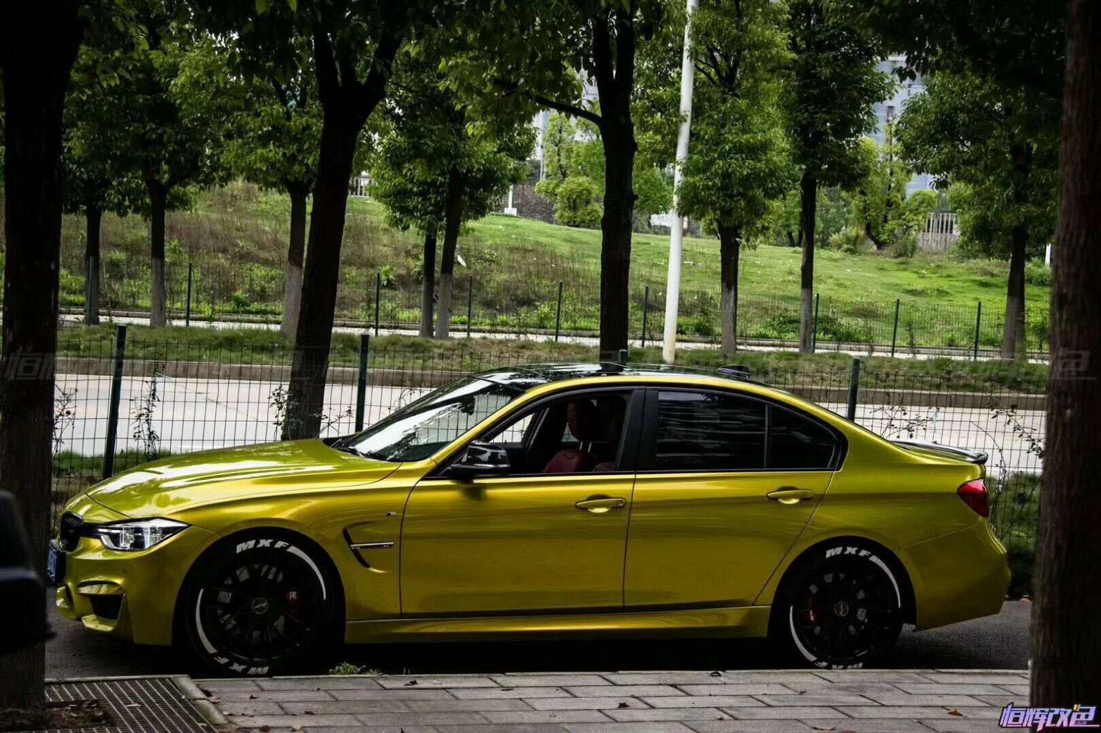宝马3系金属柠檬黄改色案例