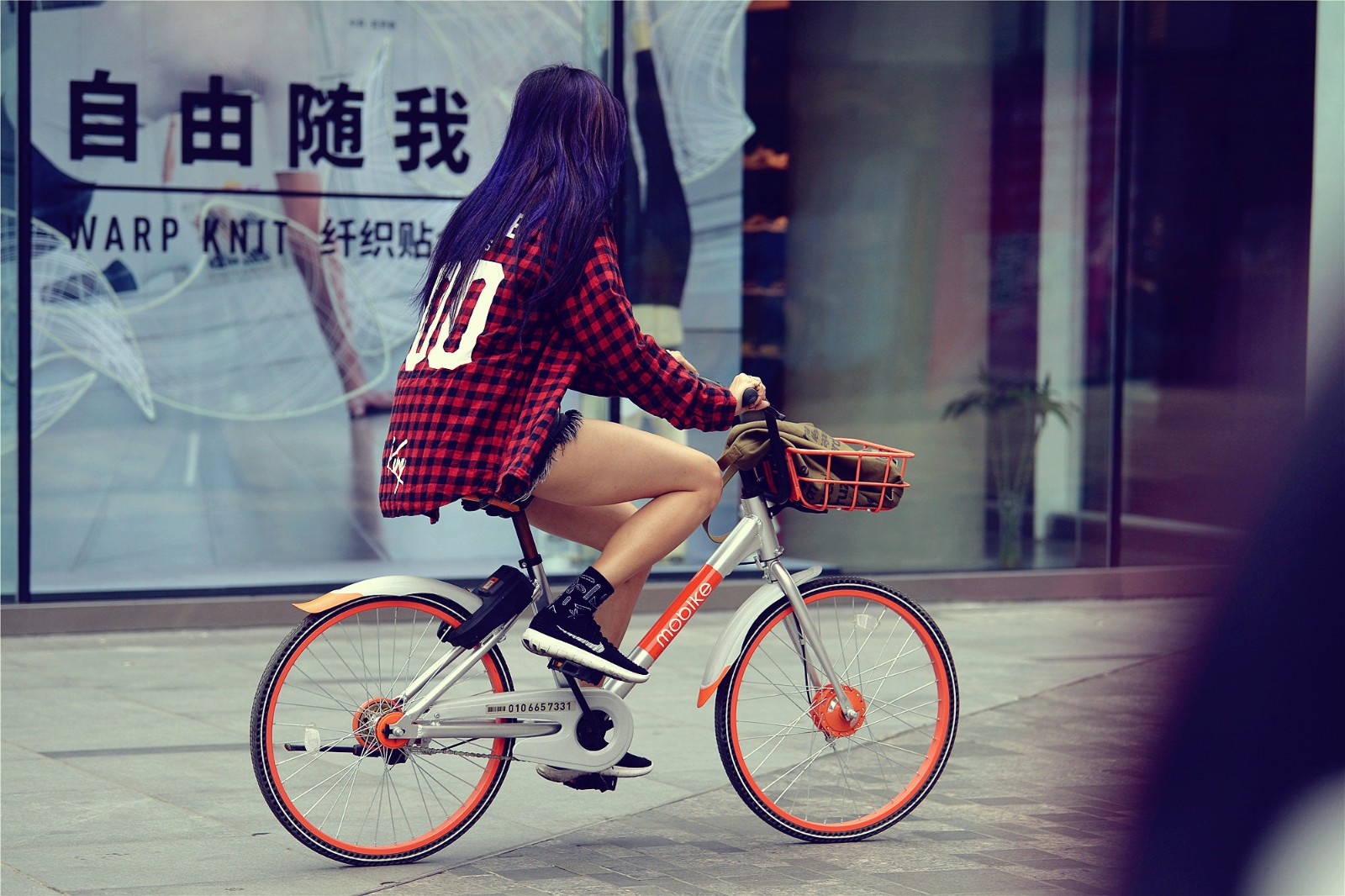 穿着牛仔短裤骑单车的小姐姐,不仅长得漂亮,感觉也很酷