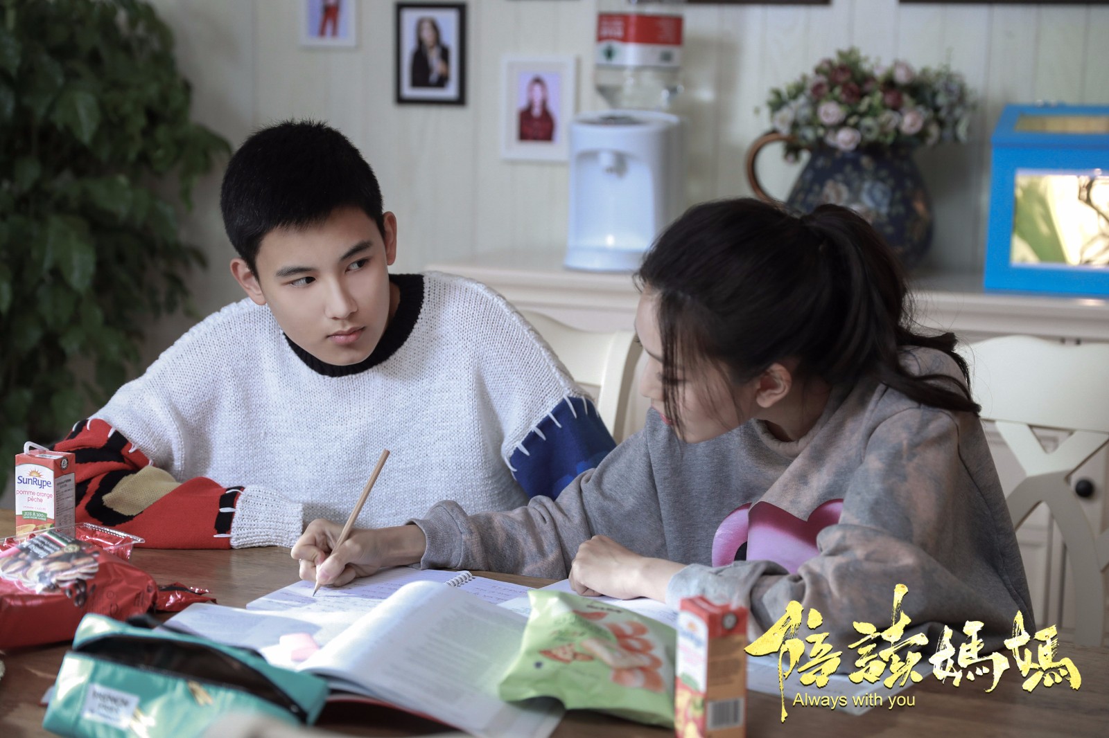 《陪读妈妈》邬君梅被威胁 胡先煦疑患抑郁症?