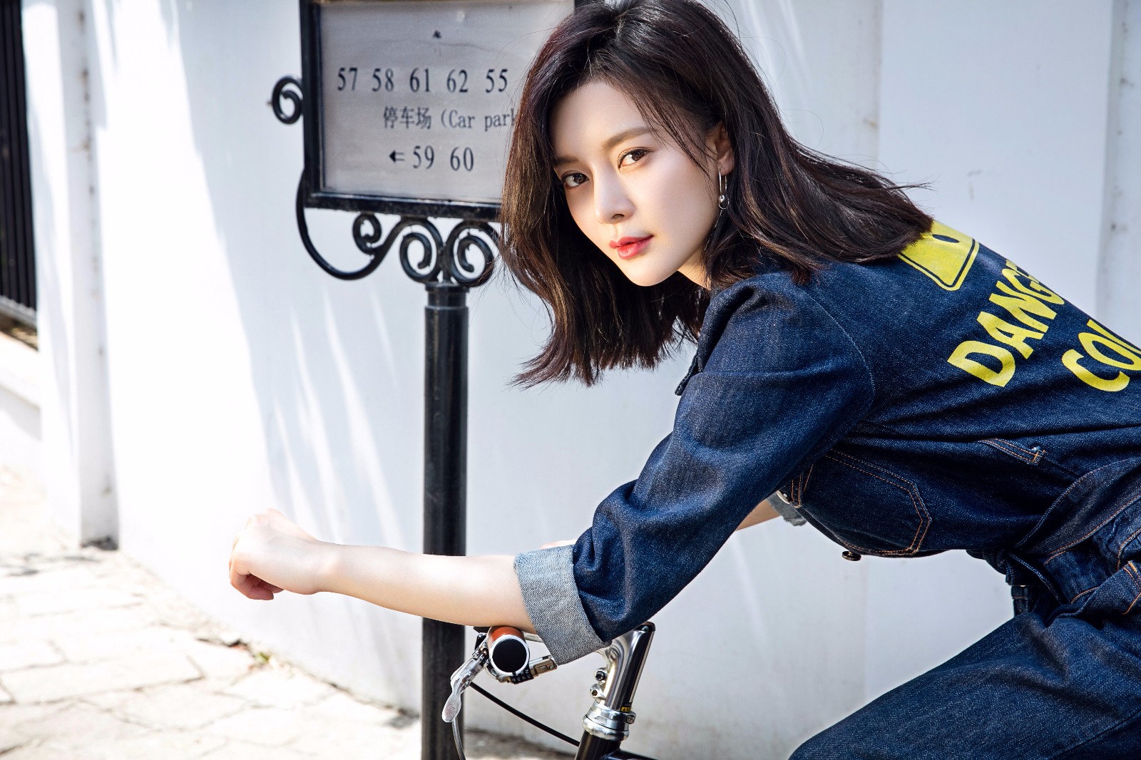 王瑞子牛仔look写真曝光 气质多样目光深邃个性范儿十足