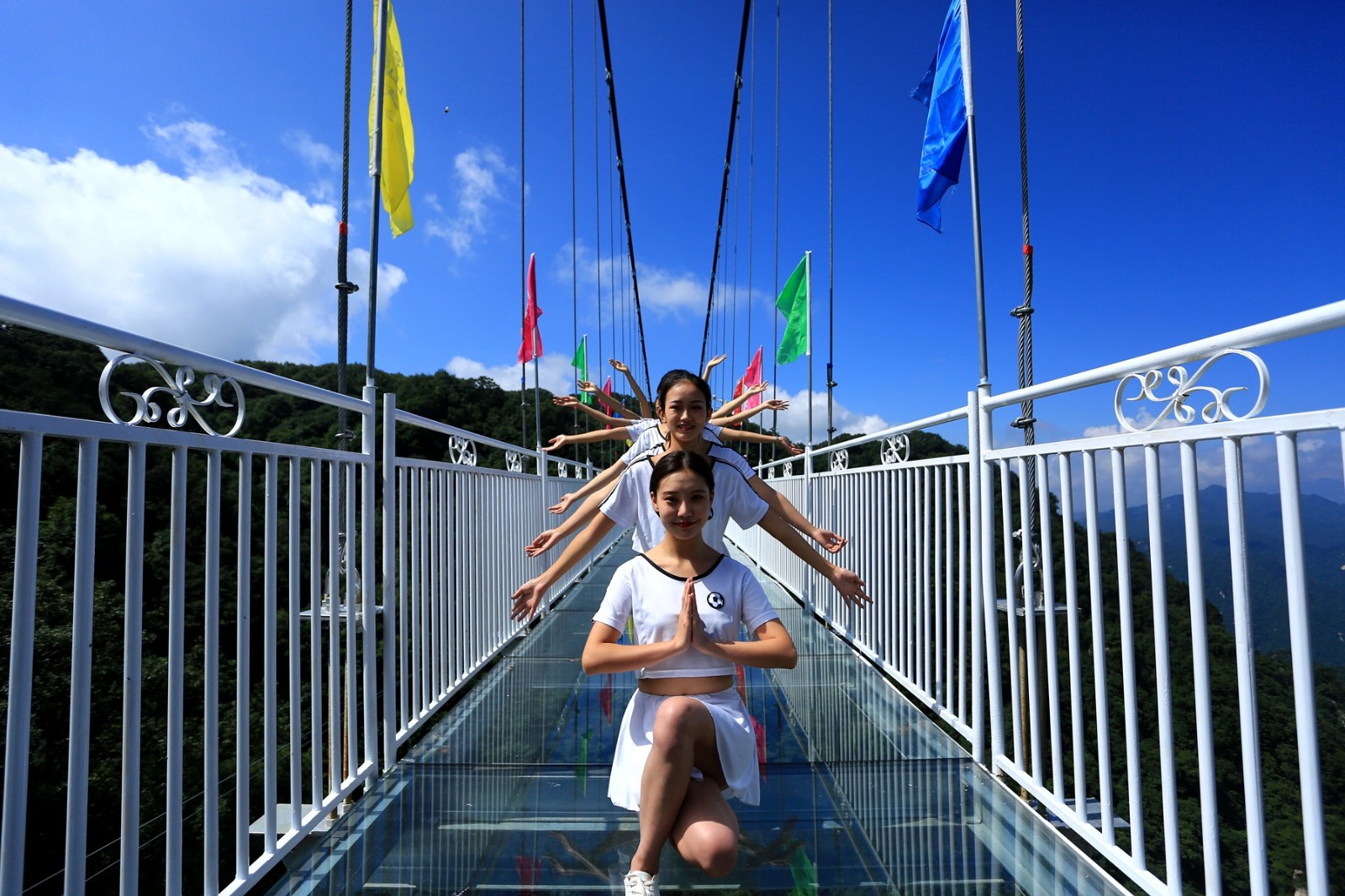 8月8日上午,洛阳木札岭玻璃吊桥盛装开园.