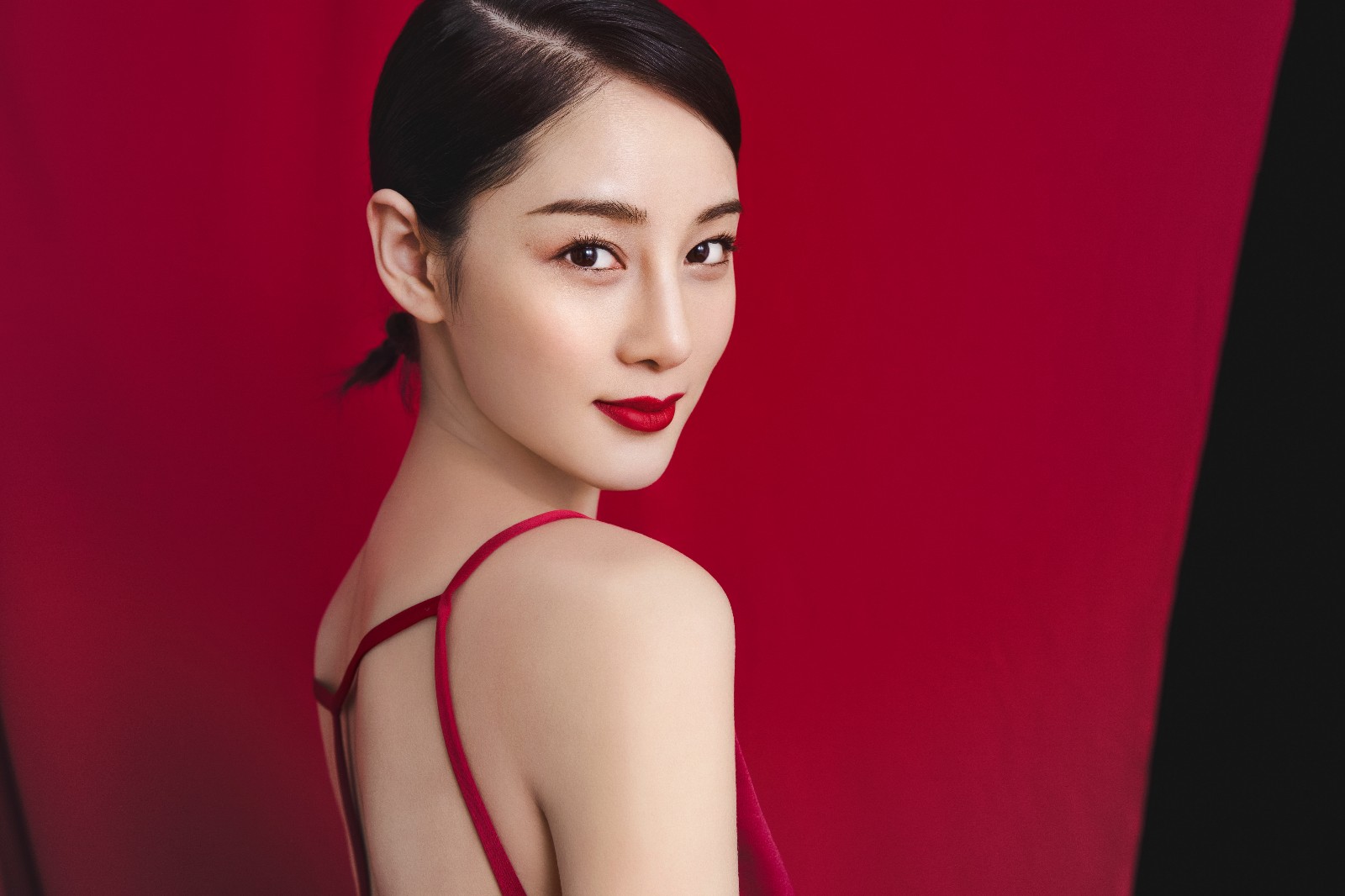 赵圆瑗性感露背写真大片曝光 展现完美身材