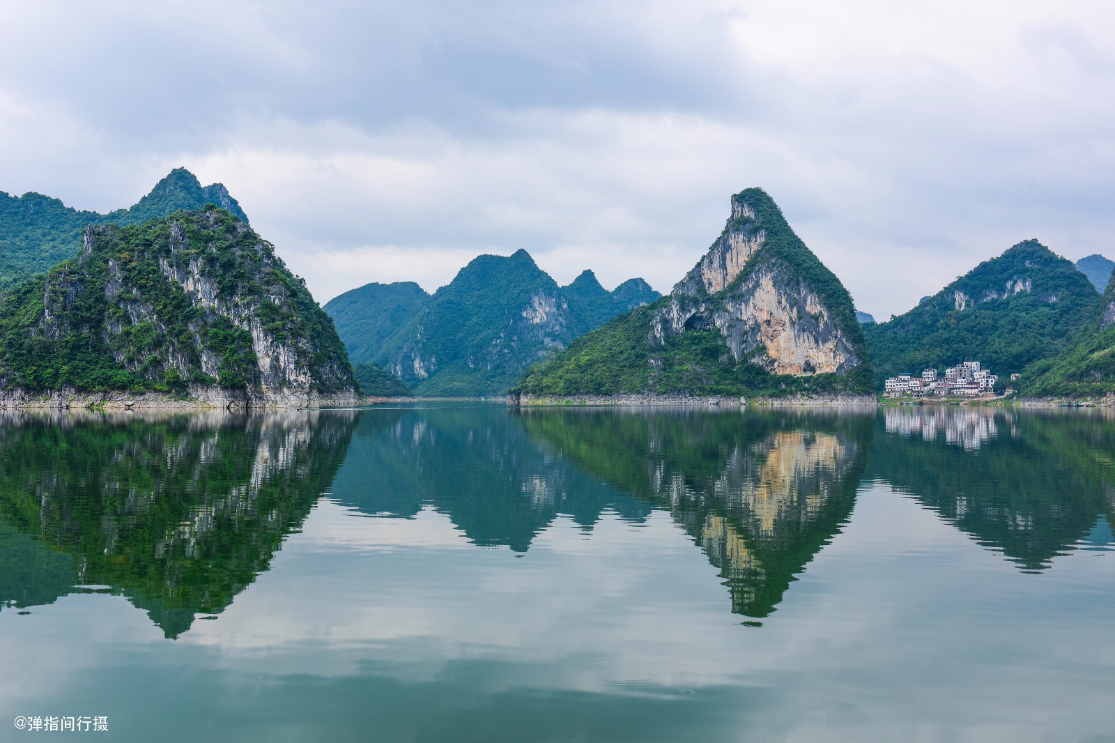 广西这处鲜为人知的山水被誉为中国下龙湾你看山峰形似什么