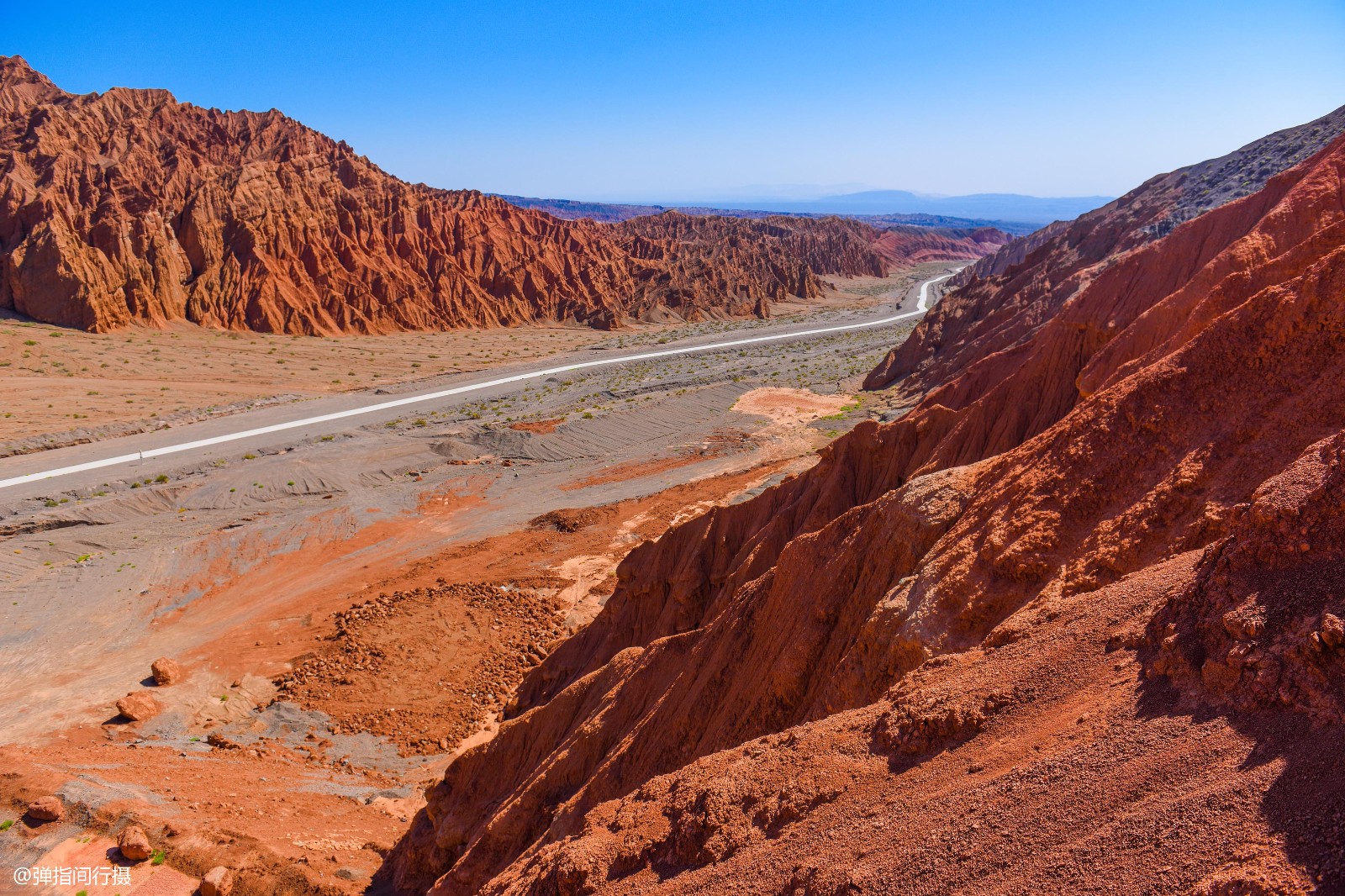 新疆这处"红山"奇观,藏在盆地深处鲜为人知,景色不输火焰山