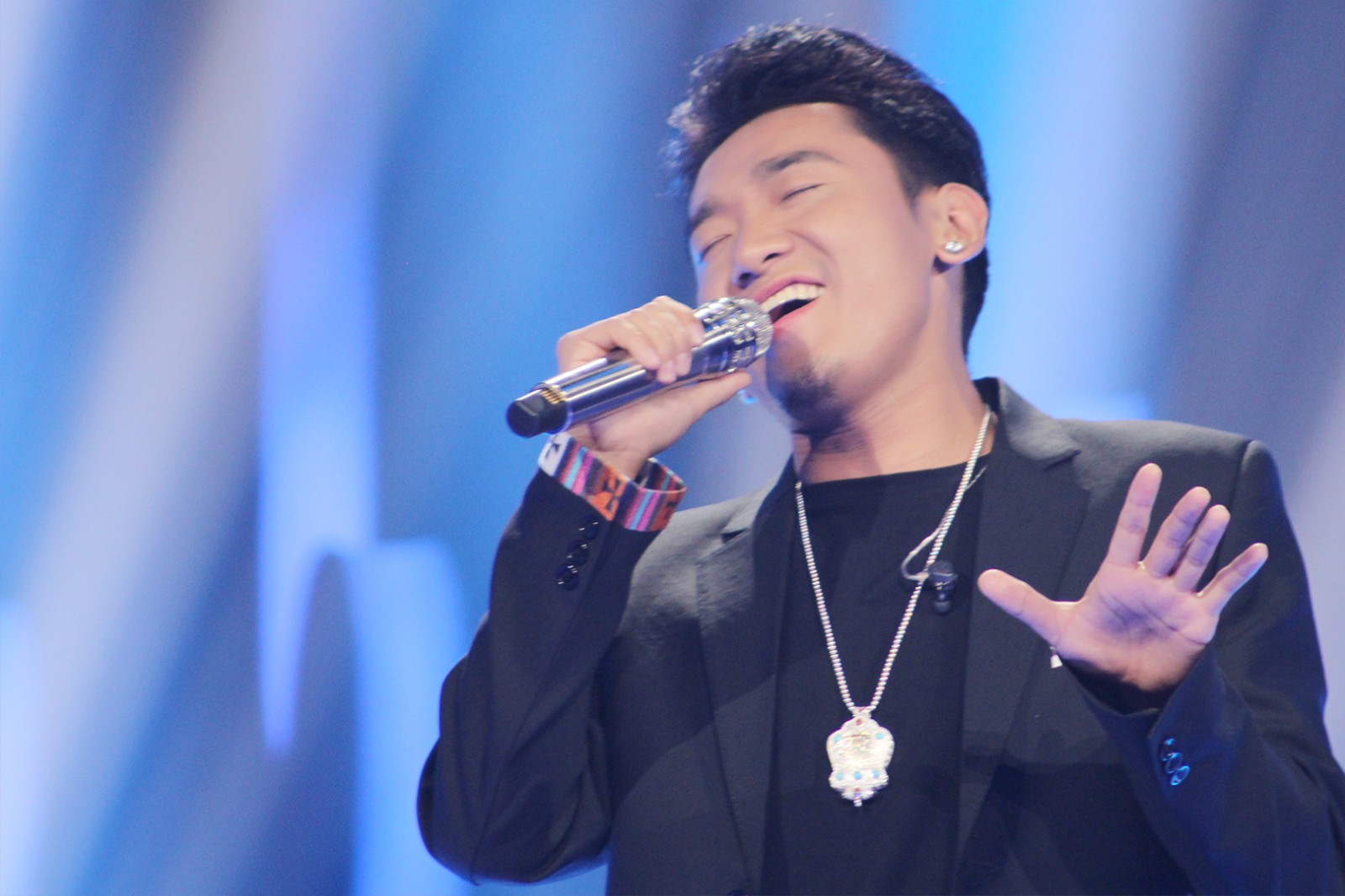 歌手扎西平措现身四川卫视《藏歌会》 面对音乐热爱之心永不熄