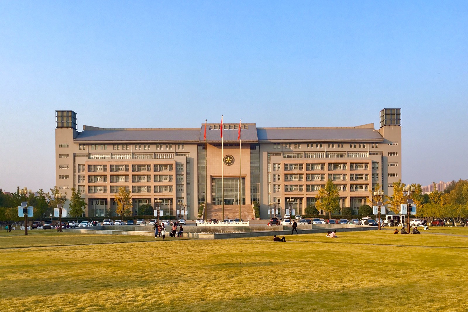 郑州大学餐饮消费现象揭秘：200元一餐背后的校园饮食环境揭秘