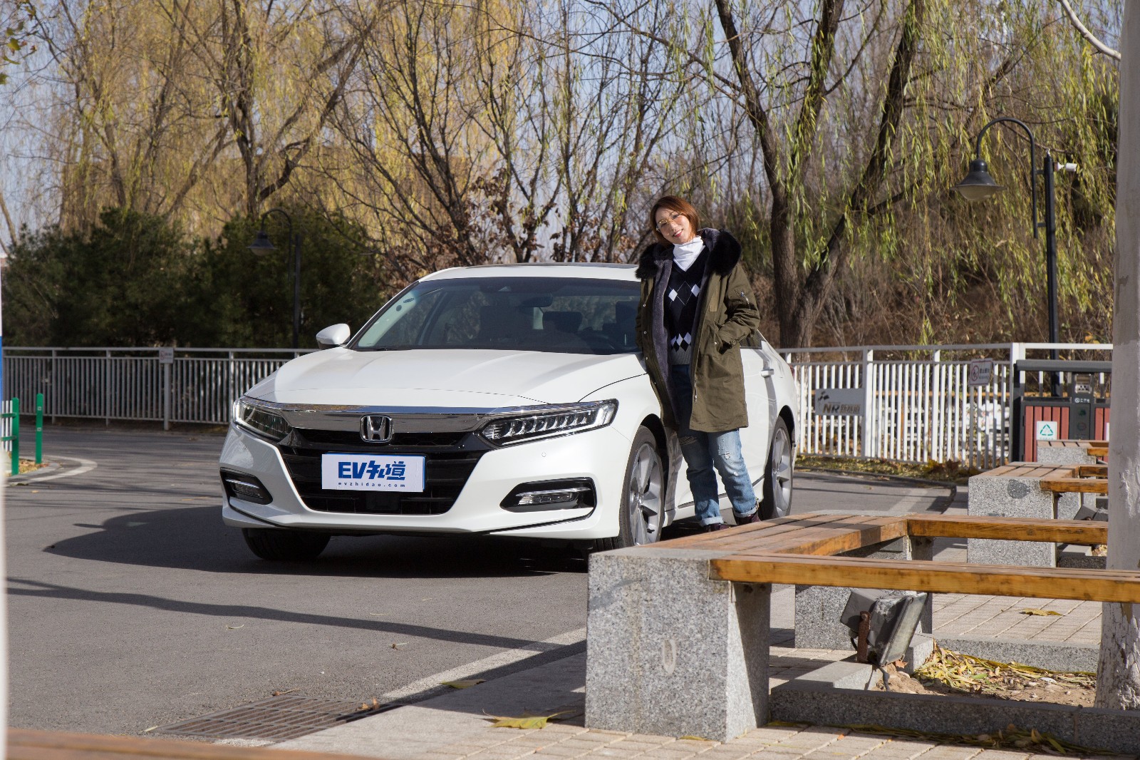 本田雅阁锐·混动的自动泊车真的好用?女司机帮你体验一下