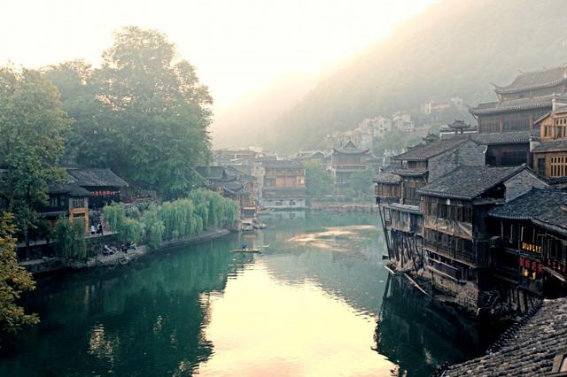 "北平遥,南凤凰"之美誉,湖南湘西凤凰古城风景图片