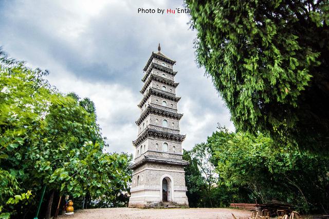在县城里乘5路车过去,在赤城宾馆站下车后一直往里走就到山脚下了.