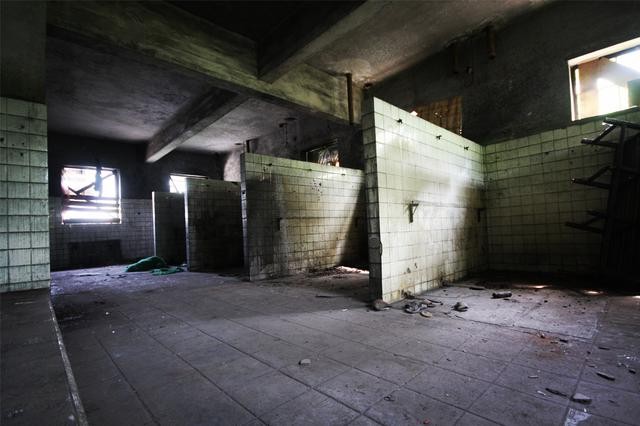 废弃诡异大楼酷似电影昆池岩中场景