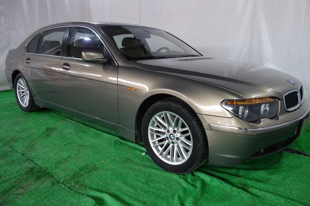 2米26的姚明开的是什么车,他能坐进去吗?