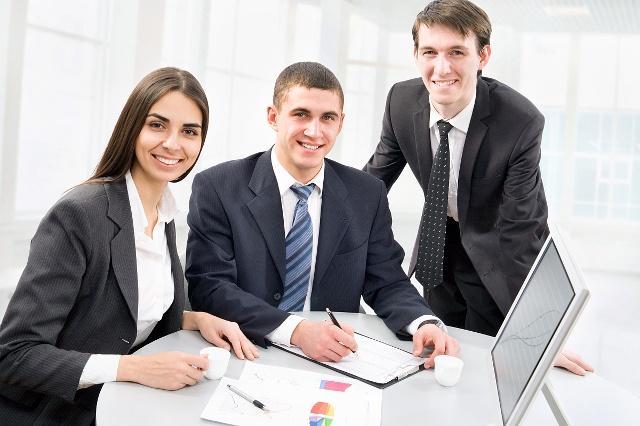 公司为什么给新员工的工资高于老员工? 3个原因, 太现实了