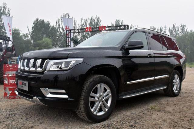 即奔驰的外观和jeep的前脸,bj90在整车的造型上和奔驰来款gl比较相似