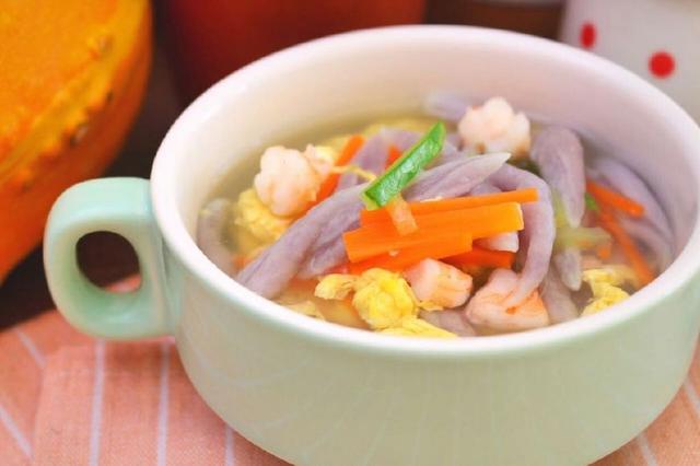 【所需食材】面粉80克,菠菜100克,胡萝卜150克,土豆150克 高汤200毫升