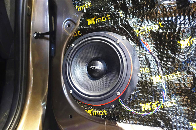 喇叭安装,这样的搭配即补充了前声场又让扬声器出来的声音衔接更加