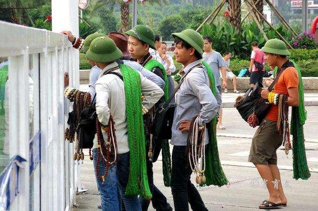 东北小伙去越南旅游,老板送他一顶绿帽子,俩人打的不可开交