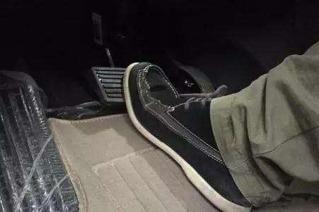 等红灯时为什么大多数人都是一直踩着刹车?