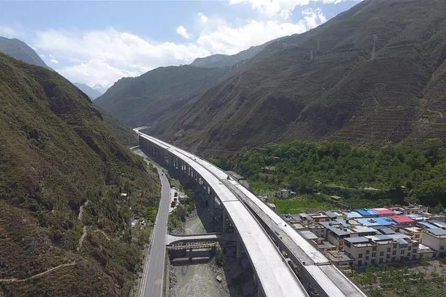 汶马川藏区的旅游高速,年底实现通车百公里