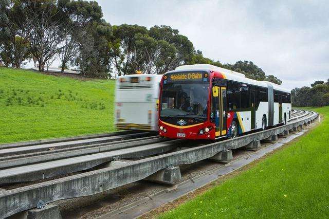 公交车跑上铁路,时速达到90公里,就在英国剑桥!