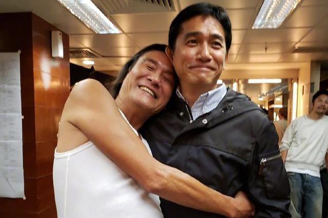 梁家辉熊抱梁朝伟:梁朝伟的表情很无奈,梁家辉的背心太薄成焦点