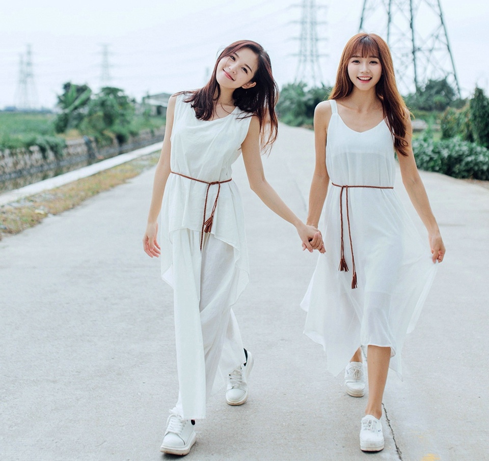 漂亮姐妹花白裙百合花香嬉戏玩耍写真集 @微相册 @微博摄影