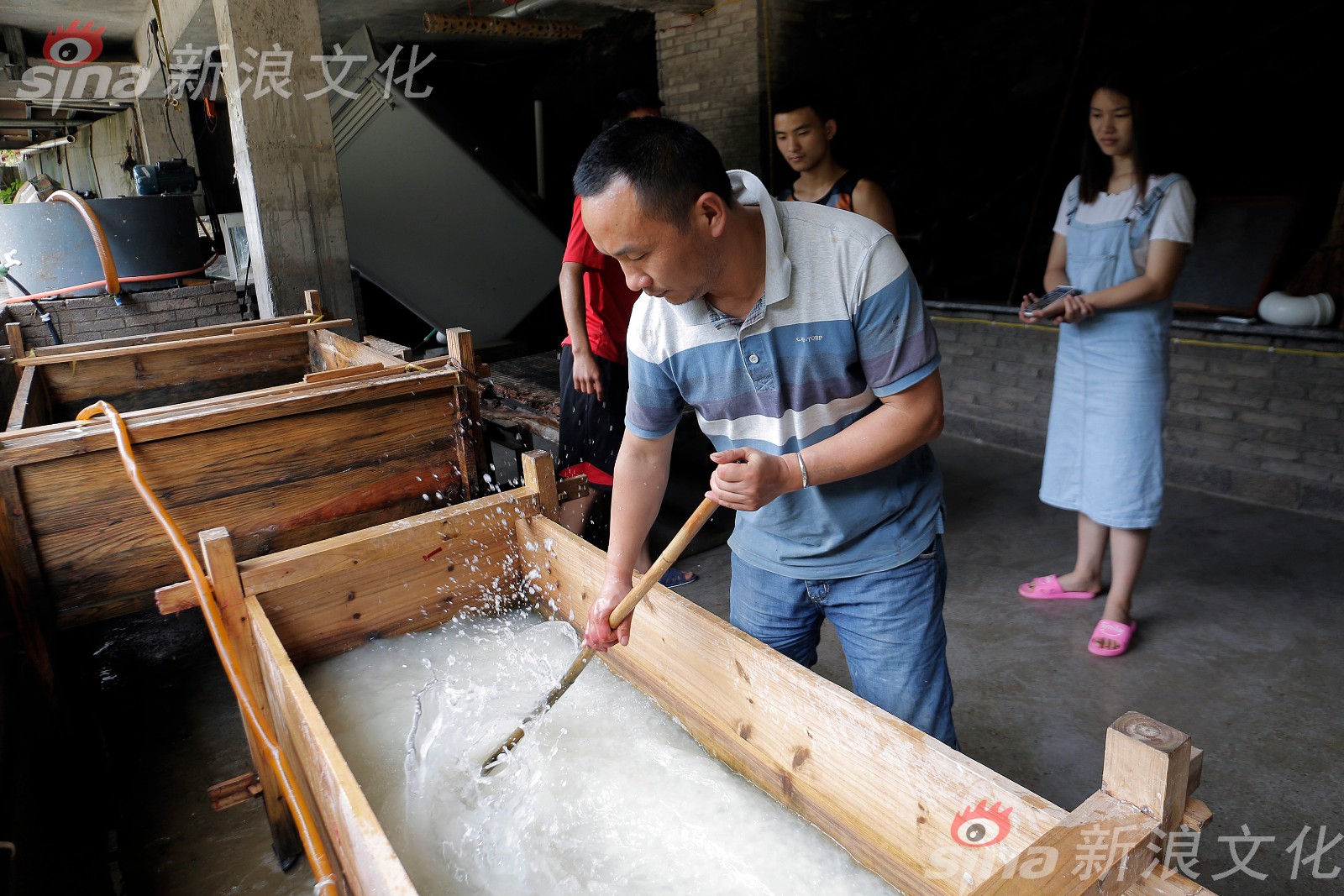传承千年的古法造纸术,99%的人没见过|造纸|石桥|潘玉华_新浪新闻