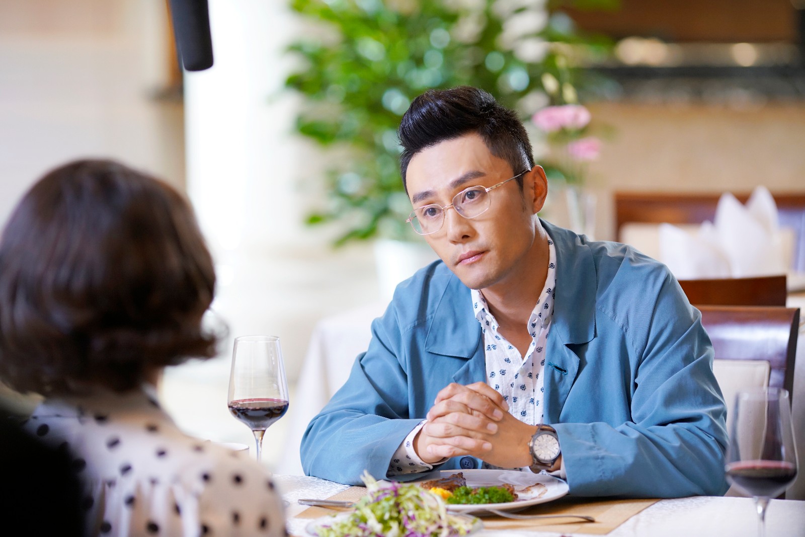 他是上世纪八十年代"富二代"与殷桃激情对戏 章贺打到手肿