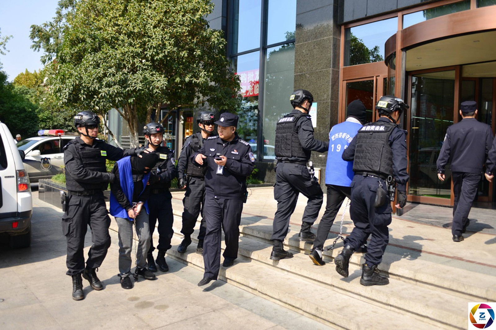 警方押解金融诈骗团伙到写字楼指认现场,白领围观:电梯里见到过|白领|零用|写字楼_新浪新闻