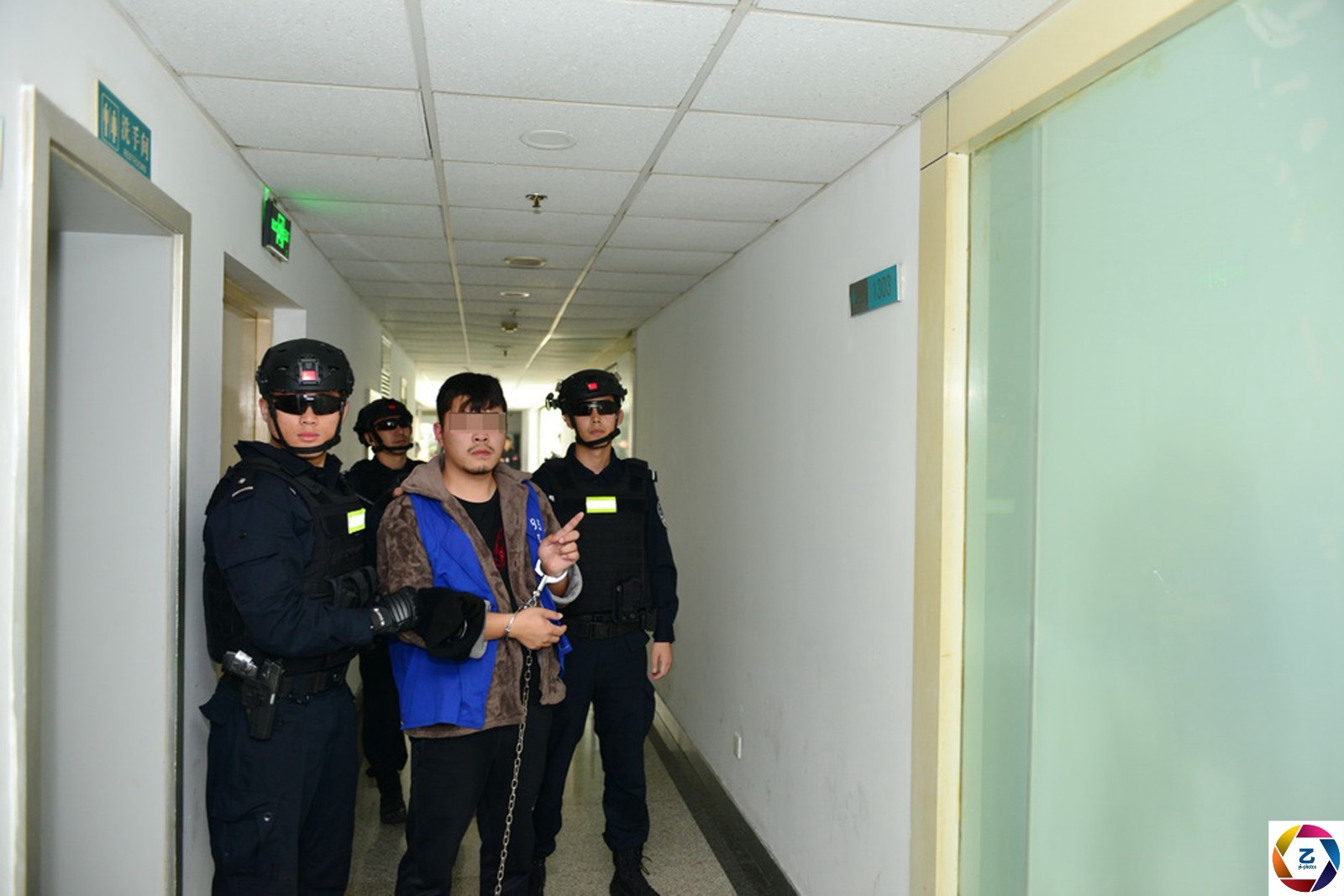 警方押解金融诈骗团伙到写字楼指认现场,白领围观:电梯里见到过|白领|零用|写字楼_新浪新闻