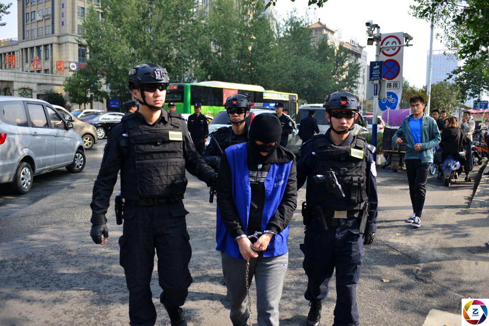 警方押解金融诈骗团伙到写字楼指认现场,白领围观:电梯里见到过|白领|零用|写字楼_新浪新闻