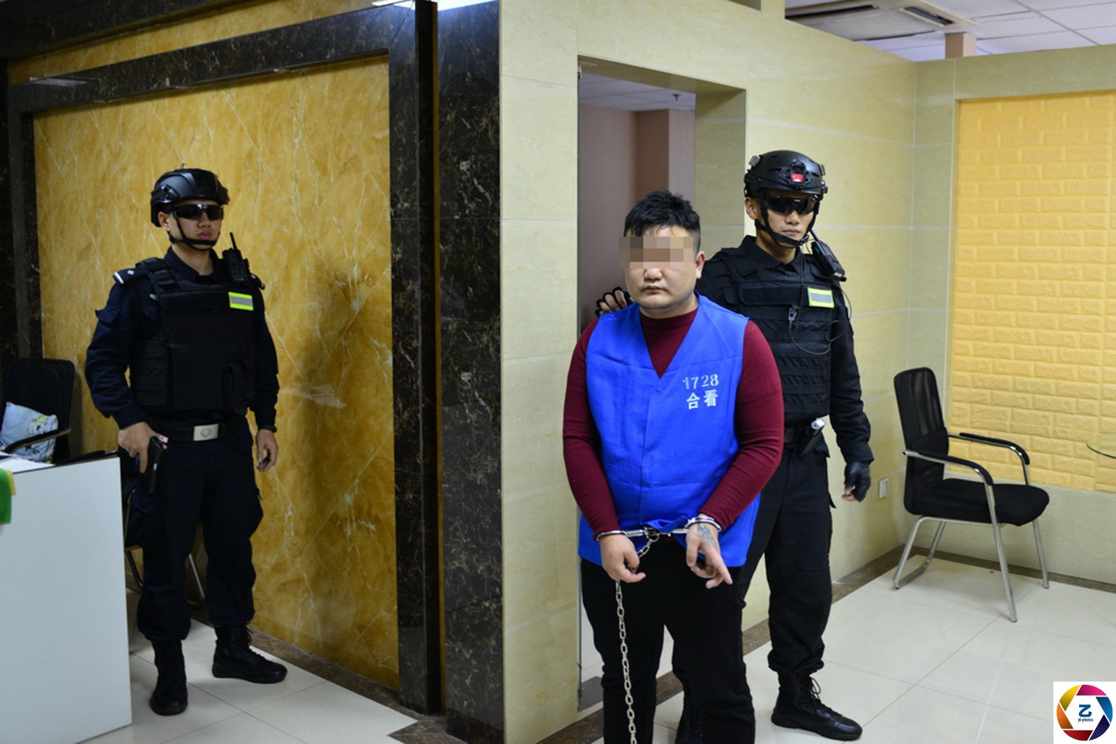 警方押解金融诈骗团伙到写字楼指认现场,白领围观:电梯里见到过|白领|零用|写字楼_新浪新闻