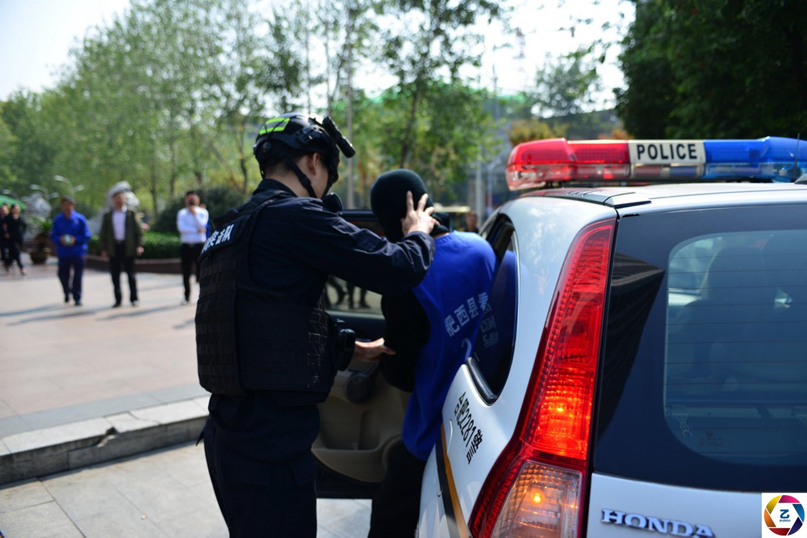 警方押解金融诈骗团伙到写字楼指认现场,白领围观:电梯里见到过|白领|零用|写字楼_新浪新闻