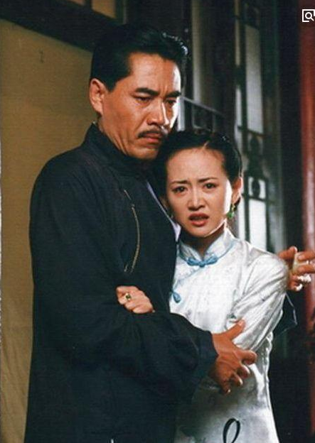 他是实力演员,抛弃妻子又甩八年女友,今闪婚小16岁娇妻成.