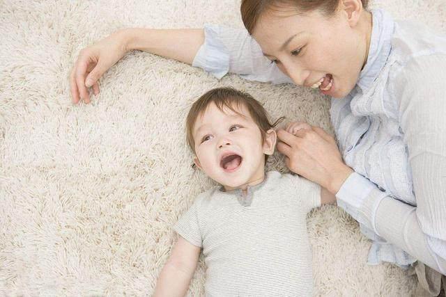 抱孩子的姿势不对可能会伤害宝宝脊椎,这些正确抱法宝妈要学会