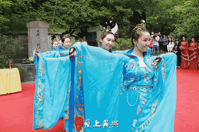 4月22日来自全国各地100多名的专家学者来到吴兴,在陆羽墓前供香,敬茶