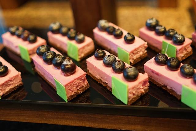 和新鲜的水果,颜色温暖,惹人怜爱,健康热量低,是最适合爱美女生的甜品